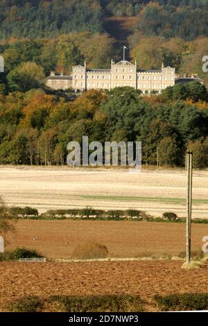 Confina con l'Hundy Mellerstain House nr Kelso. Hundy Mundy Tower, torre a Melrose, Scozia, Regno Unito. Una follia che prende il nome da una principessa che domina i corpi in un sito naturale di sepoltura boschiva. Una follia gotica costruita per completare la vista progettata che si estende a sud-est da Mellerstain nei confini scozzesi, vista da Hundy Mundy ritorno a Mellerstain House Foto Stock