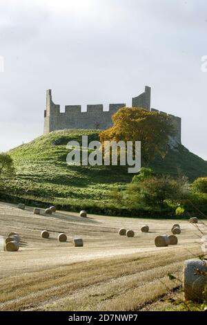 Borders Greenlaw Hume Castle, Scozia, Regno Unito. Il Castello di Hume è i resti fortemente modificati di un castello di fine 12th - o inizio 13th-secolo di enceinte tenuto dalla potente famiglia di Hume o Home, Wardens della marcia orientale che è diventato successivamente la Casa dei Signori e i conti di Home.Hume Castello è una vera e propria oddity. Si trova a cinque chilometri circa a sud di Greenlaw, in cima a un affioramento che offre viste incredibili in tutte le direzioni. È difficile immaginare una posizione più dominante da cui cercare di controllare un ampio spettro di frontiere. Foto Stock