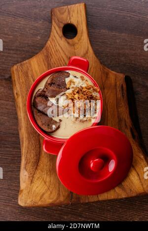 zuppa di crema di patate e carne fritta Foto Stock