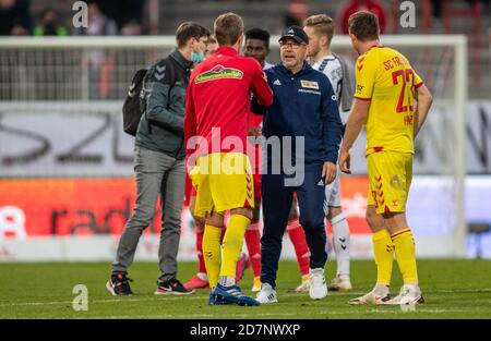 Berlino, Germania. 24 Ott 2020. Calcio: Bundesliga, 1 ° FC Union Berlino - SC Friburgo, 5 ° incontro, Stadion an der Alten Försterei. Il coach Urs Fischer di Union Berlin ringrazia la squadra avversaria. Credito: Andreas Gora/dpa-Pool/dpa - NOTA IMPORTANTE: In conformità con le norme del DFL Deutsche Fußball Liga e del DFB Deutscher Fußball-Bund, è vietato sfruttare o sfruttare nello stadio e/o nel gioco le fotografie scattate sotto forma di sequenze di immagini e/o serie di foto di tipo video./dpa/Alamy Live News Foto Stock