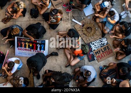 Vista aerea dei manifestanti a Black Lives materia marzo in Honolulu Foto Stock