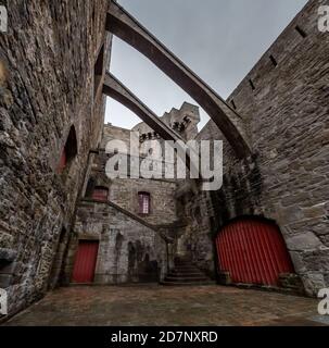 Architettura in pietra fredda delle strade di Saint-Malo in Bretagna, Francia, tempo di mare piovoso, Bretagna Foto Stock