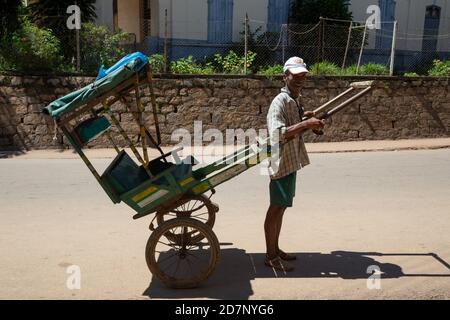 Editoriale. Un taxi Rickshaw per le strade del Madagascar Foto Stock