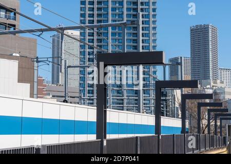 La linea Seibu Ikebukuro corre su una ferrovia sopraelevata a Ikebukuro Tokyo Japan. Foto Stock