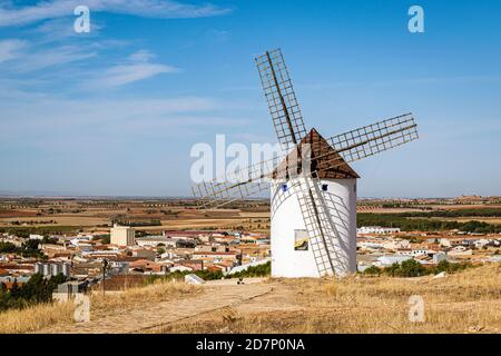 Antico mulino a vento tradizionale imbiancato in un campo vicino a Mota del Cuervo a Castilla la Mancha, Spagna. Foto Stock