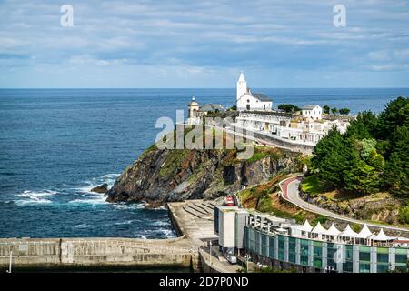 Pittoresca cappella con il cimitero e un faro che si affaccia sul mare Cantabrico nel villaggio di Luarca, Asturie, Spagna. Foto Stock