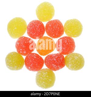 Heap caramelle multicolore vista superiore isolato su uno sfondo bianco. Foto Stock