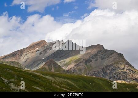 Colle del Nivolet è un passo alpino delle Alpi Graiane, tra la Valle dell'Orco e la Valsavarenche, all'interno del Parco Nazionale del Gran Paradiso. Foto Stock