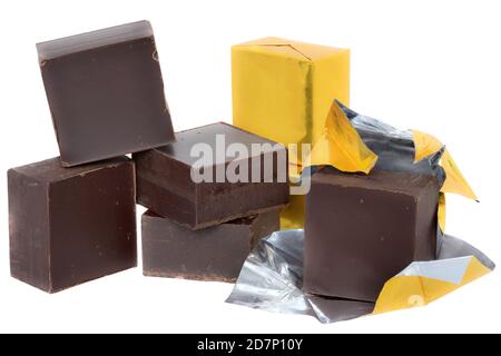 Cubetti di cioccolato in confezione dorata isolati su sfondo bianco. Foto Stock