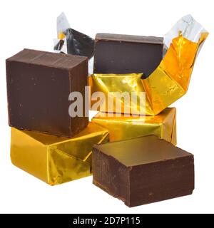 Cubetti di cioccolato in confezione dorata isolati su sfondo bianco. Foto Stock