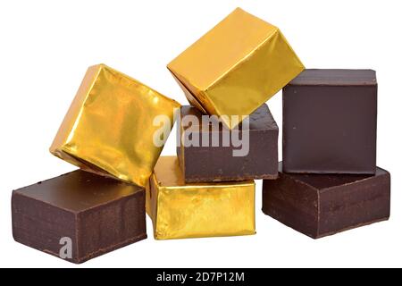 Cubetti di cioccolato in confezione dorata isolati su sfondo bianco. Foto Stock