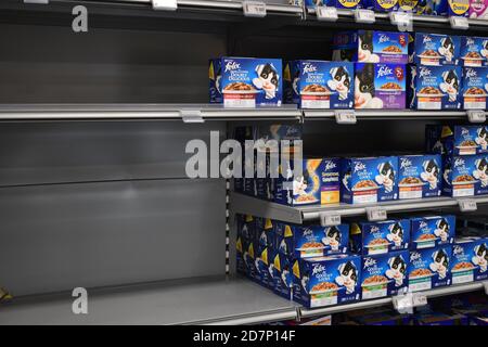 Dopo che il paese è stato dichiarato livello 5 di emergenza di Covid 19 blocco, i negozi essenziali iniziano a scendere in magazzino Foto Stock