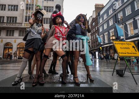 Londra, Regno Unito. 24 ottobre 2020. I modelli prendono parte ad un flashmob di moda attraverso Mayfair per lo stilista Pierre Garroudi. Credit: Stephen Chung / Alamy Live News Foto Stock