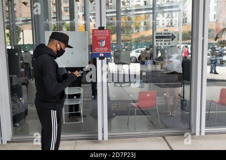 24 ottobre 2020: Sabato 24 ottobre inizia la votazione anticipata per lo Stato di New York. Gli elettori sono in linea tre file profonde al Forum nel quartiere Harlem di New York New York credito: Brian Branch Price/ZUMA Wire/Alamy Live News Foto Stock