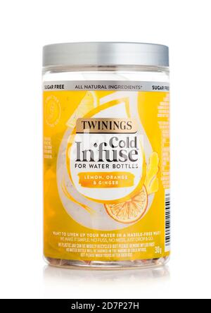 LONDRA, UK - 14 OTTOBRE 2020: Vasetto di plastica di Twinings infuse tè freddo per bottiglie d'acqua con gusto di limone e zenzero su sfondo bianco. Foto Stock