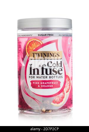 LONDRA, UK - 14 OTTOBRE 2020: Vasetto di plastica di Twinings tè freddo per bottiglie d'acqua con pompelmo rosa e sapore arancio su sfondo bianco. Foto Stock