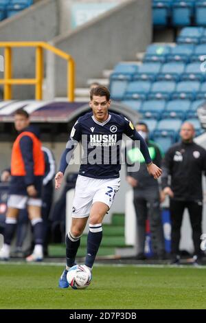 Londra, Regno Unito. 24 Ott 2020. Scott Malone of Millwall Ôduring la partita del campionato Sky Bet ha giocato a porte chiuse grazie alle linee guida del Covid-19 tra Millwall e Barnsley al Den, Londra, Inghilterra, il 24 ottobre 2020. Foto di Carlton Myrie. Credit: Prime Media Images/Alamy Live News Foto Stock