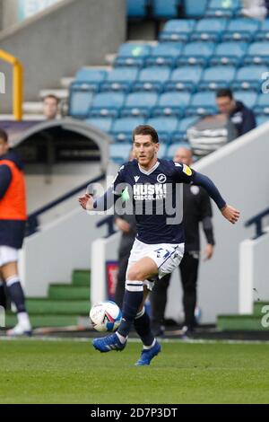 Londra, Regno Unito. 24 Ott 2020. Scott Malone of Millwall in azione durante la partita del campionato Sky Bet disputata a porte chiuse a causa delle linee guida del Covid-19 tra Millwall e Barnsley al Den, Londra, Inghilterra, il 24 ottobre 2020. Foto di Carlton Myrie. Credit: Prime Media Images/Alamy Live News Foto Stock