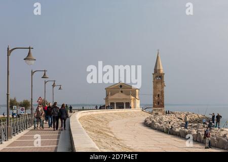 Chiesa di nostra Signora dell'Angelo (Santuario della Madonna dell'Angelo) e il lungomare di Caorle, Veneto, Italia Foto Stock