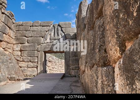 Mycenae Lion Gate e le mura della cittadella costruito nel 1350 a.C. e le sue pareti in stile ciclopeano a causa delle grandi dimensioni dei blocchi. Sito archeologico di Micene Foto Stock