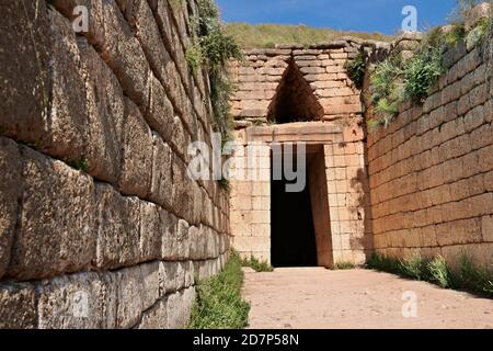 Esterno del Tesoro di Atreo un alveare miceneo 'tholos' Tomba a forma di forma sulla collina di Panagitsa presso il sito archeologico di Micene Foto Stock