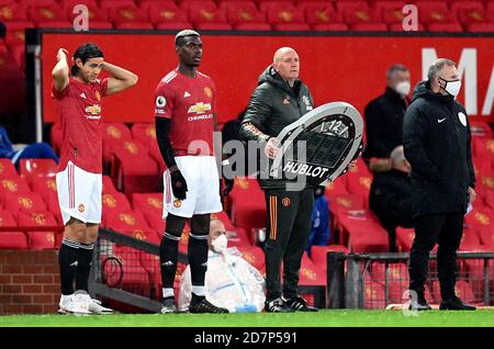 Edinson Cavani di Manchester United (a sinistra) e Paul Poggiba aspettano sulla linea di contatto per andare avanti durante la partita della Premier League a Old Trafford, Manchester. Foto Stock