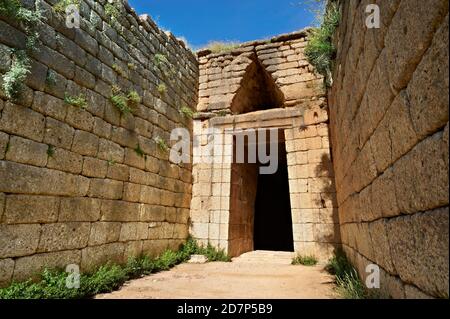 Esterno del Tesoro di Atreo un alveare miceneo 'tholos' Tomba a forma di forma sulla collina di Panagitsa presso il sito archeologico di Micene Foto Stock