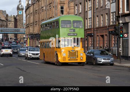 Glasgow, Scozia, Regno Unito. 24 Ott 2020. Glasgow Vintage Vehicle Trust mostra circa 25 dei loro autobus d'epoca della loro collezione mentre guidano per le strade di Glasgow come parte del loro 'Centre Circle Day' Credit: Richard Gass/Alamy Live News Foto Stock