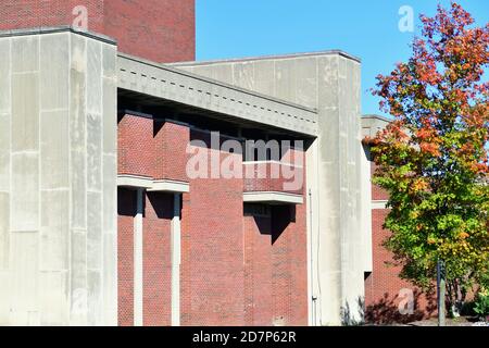 Olanda, Michigan, Stati Uniti. L'autunno tinge il campus dell'Hope College in Holland, Michigan, di fronte al DeWitt Student and Cultural Center. Foto Stock