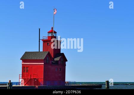 Olanda, Michigan, Stati Uniti. L'Holland Harbour Light, conosciuto anche come "Big Red" in una giornata limpida ma ventosa. Foto Stock