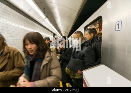 I pendolari escono dalla linea Toei Oedo alla stazione di Morishita a Tokyo. Foto Stock