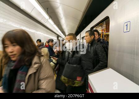 I pendolari escono dalla linea Toei Oedo alla stazione di Morishita a Tokyo. Foto Stock