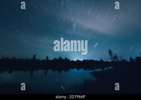 Cielo notturno quasi limpido visto dalla Torrance Barrens Dark Sky Reserve, Muskoka, Ontario Foto Stock