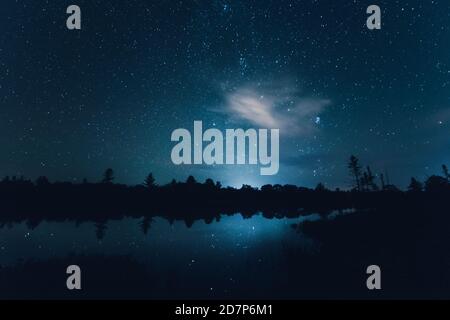 Cielo notturno quasi limpido visto dalla Torrance Barrens Dark Sky Reserve, Muskoka, Ontario Foto Stock