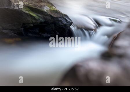 Acque fluide che scorrono tra il canyon roccioso nella foresta nazionale dell'Idaho Panhandle. Foto Stock