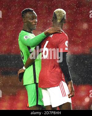 Il portiere del Chelsea Edouard Mendy saluta Paul Poggiba di Manchester United dopo il fischio finale durante la partita della Premier League a Old Trafford, Manchester. Foto Stock