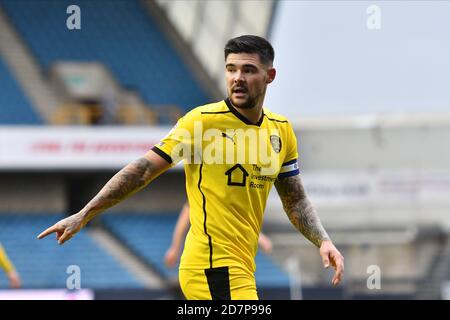 LONDRA, REGNO UNITO. 24 OTTOBRE Alex Mowatt di Barnsley durante la partita del campionato Sky Bet tra Millwall e Barnsley al Den, Londra, sabato 24 ottobre 2020. (Credit: Ivan Yordanov | MI News) Credit: MI News & Sport /Alamy Live News Foto Stock