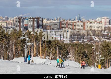 Ekaterinburg, Russia - 26 febbraio 2019. Pista di allenamento del complesso sportivo sul monte Uktus. Gli istruttori insegnano ai principianti come sciare o fare snowboard Foto Stock