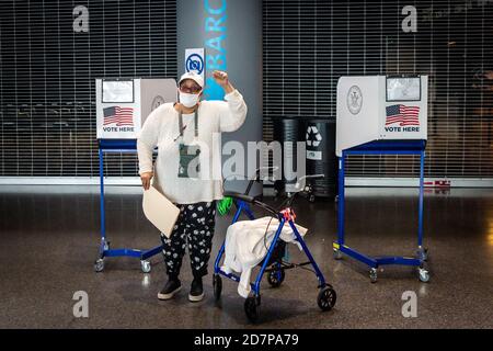 Brooklyn, Stati Uniti d'America . 24 Ott 2020. Una donna sta per lanciare il suo ballato il primo giorno di voto anticipato al Barclays Center di Brooklyn, New York, il 24 ottobre 2020. (Foto di Gabriele Holtermann/Sipa USA) Credit: Sipa USA/Alamy Live News Foto Stock