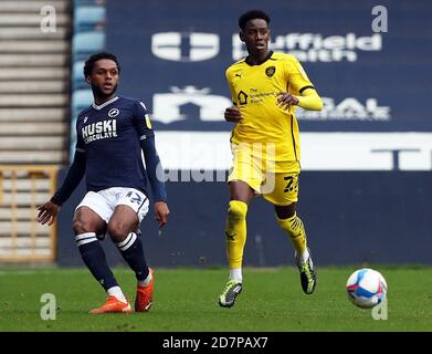 Millwall's Mahlon Romeo (a sinistra) e Barnsley's Clarke Oduor in azione durante la partita del campionato Sky Bet al Den, Londra. Foto Stock