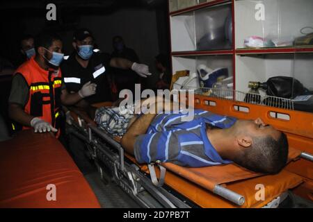 24 ottobre 2020: Gaza, Palestina. 24 ottobre 2020. Un equipaggio di Ambulance partecipa a una persona colpita da sequestri a seguito di un pregiudizio a Bir el Naja, nel nord di Gaza. Il paziente è stato prima trattato sulla scena prima di essere trasferito all'ospedale indonesiano a Jabalia, nella striscia di Gaza settentrionale Credit: Ahmad Hasaballah/IMAGESLIVE/ZUMA Wire/Alamy Live News Foto Stock