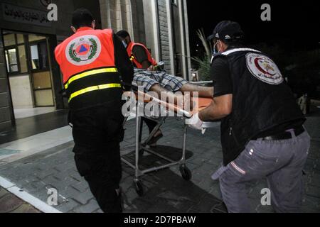 24 ottobre 2020: Gaza, Palestina. 24 ottobre 2020. Un equipaggio di Ambulance partecipa a una persona colpita da sequestri a seguito di un pregiudizio a Bir el Naja, nel nord di Gaza. Il paziente è stato prima trattato sulla scena prima di essere trasferito all'ospedale indonesiano a Jabalia, nella striscia di Gaza settentrionale Credit: Ahmad Hasaballah/IMAGESLIVE/ZUMA Wire/Alamy Live News Foto Stock