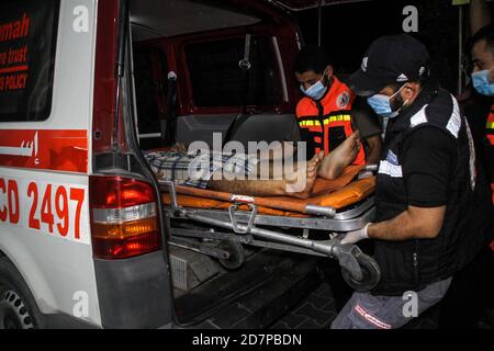 24 ottobre 2020: Gaza, Palestina. 24 ottobre 2020. Un equipaggio di Ambulance partecipa a una persona colpita da sequestri a seguito di un pregiudizio a Bir el Naja, nel nord di Gaza. Il paziente è stato prima trattato sulla scena prima di essere trasferito all'ospedale indonesiano a Jabalia, nella striscia di Gaza settentrionale Credit: Ahmad Hasaballah/IMAGESLIVE/ZUMA Wire/Alamy Live News Foto Stock