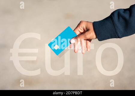 Primo piano di una carta di credito o debito isolata in euro. Mano donna con carta di credito. Foto Stock