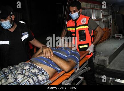 24 ottobre 2020: Gaza, Palestina. 24 ottobre 2020. Un equipaggio di Ambulance partecipa a una persona colpita da sequestri a seguito di un pregiudizio a Bir el Naja, nel nord di Gaza. Il paziente è stato prima trattato sulla scena prima di essere trasferito all'ospedale indonesiano a Jabalia, nella striscia di Gaza settentrionale Credit: Ahmad Hasaballah/IMAGESLIVE/ZUMA Wire/Alamy Live News Foto Stock