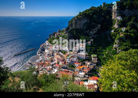 Paesaggio urbano di Atrani sulla costa del Mar Tirreno, Italia. Foto Stock