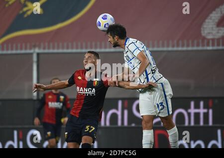 Stadio Luigi Ferraris, Genova, 24 Ott 2020, Marko Pjaca (Genova), Andrea Ranocchia (Inter) durante il CFC di Genova vs FC Internazionale, Calcio italiano Serie A match - Credit: LM/Danilo Vigo/Alamy Live News Foto Stock