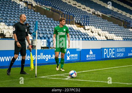 Huddersfield, Regno Unito. 24 Ott 2020. 24 ottobre 2020 il John Smiths Stadium, Huddersfield, Yorkshire, Inghilterra; Campionato di calcio inglese di calcio di calcio di Huddersfield Town contro Preston North End; Ryan Ledson (18) di Preston North End prende un calcio d'angolo Credit: Action Plus Sports Images/Alamy Live News Foto Stock