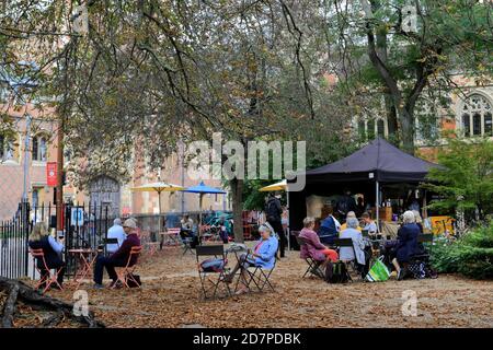 All Saints Garden Art & Craft Market, Trinity Street, Cambridge City, Cambridgeshire, Inghilterra, Regno Unito Foto Stock