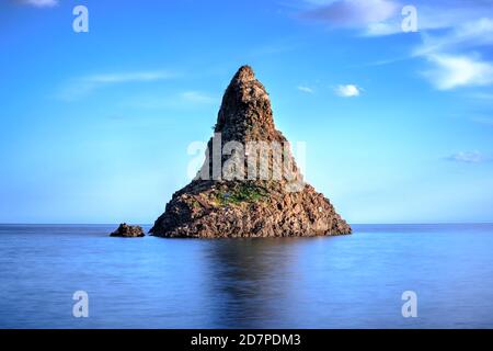 Faraglione Grande, Isole Ciclopiche, Aci Trezza, Sicilia, Italia. Queste furono le grandi pietre gettate a Odysseo dal mostro Ciclope nel poema epico Foto Stock